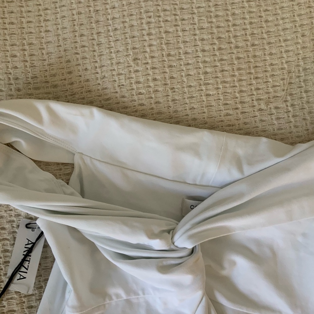 NWT Aritzia Contour Twist Off Shoulder White Top Babaton Blouse Going Out - Picture 7 of 8